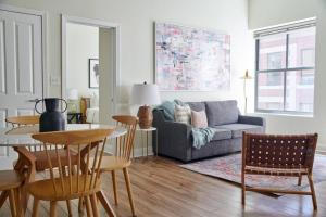 Posezení v ubytování FIDI Boston Lovely 2BR Close to the T + 8 fotografií