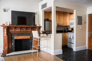 Η κουζίνα ή μικρή κουζίνα στο Bright Back Bay Studio