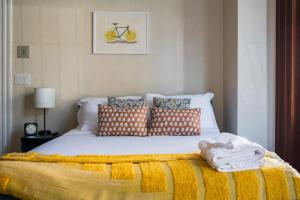 Ένα ή περισσότερα κρεβάτια σε δωμάτιο στο Bright Back Bay Studio