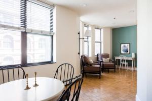 Una sala de estar con una mesa y sillas blancas. en Awesome 2 bed 1.5 bath Downtown Apartment, en Boston