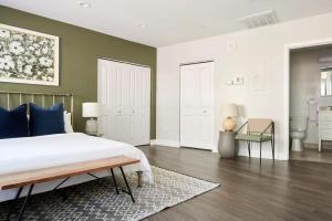 ein Schlafzimmer mit einem Bett, einem Tisch und einem Stuhl in der Unterkunft Lovely FIDI Studio Close to Faneuil Hall in Boston + 2 Fotos