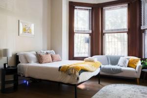 Χώρος καθιστικού στο Bright Back Bay Studio