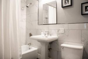 Ένα μπάνιο στο Bright Back Bay Studio