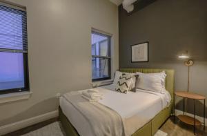 Ένα ή περισσότερα κρεβάτια σε δωμάτιο στο Downtown Designer Home Keyless Washer and Dryer