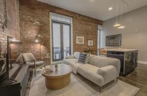 Χώρος καθιστικού στο Downtown Designer Home Keyless Washer and Dryer