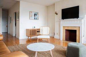 Μια τηλεόραση ή/και κέντρο ψυχαγωγίας στο Stunning 1BR Steps to Fenway