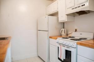 Η κουζίνα ή μικρή κουζίνα στο Stunning 1BR Steps to Fenway