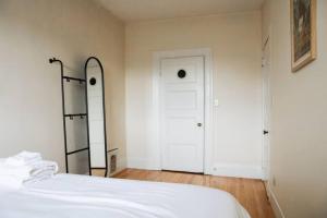 Ένα ή περισσότερα κρεβάτια σε δωμάτιο στο Stunning 1BR Steps to Fenway