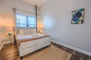 波士顿Lavish 3 Bed In Downtown Boston Keyless Entry的带床和窗户的卧室 更多4张照片