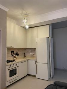 Η κουζίνα ή μικρή κουζίνα στο Квартира на первой линии моря