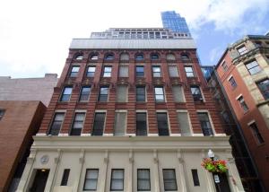 Un edificio alto de ladrillo rojo con una torre en Bright and Bold Loft Fast Wifi Downtown Boston, en Boston