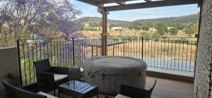 a balcony with a table and chairs on a deck at צימר המשאלות בגלבוע in Nurit