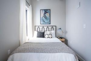 ボストンにある4 bed Loft Steps to Boston Common Beacon Hillのベッドと窓のある寝室