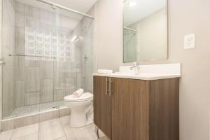 Phòng tắm tại Designer Lux 4 bed Loft Steps to the State House