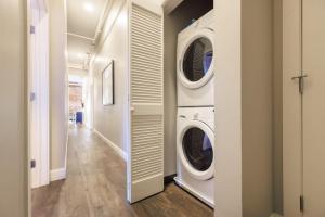 Ảnh trong thư viện ảnh của Designer Lux 4 bed Loft Steps to the State House ở Boston