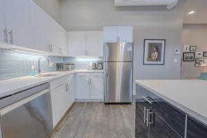 Nhà bếp/bếp nhỏ tại Designer Lux 4 bed Loft Steps to the State House