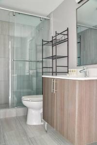 Ένα μπάνιο στο Pet Friendly 3 Bed 2 Bath steps to Beacon Hill