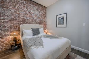 Ένα ή περισσότερα κρεβάτια σε δωμάτιο στο Pet Friendly 3 Bed 2 Bath steps to Beacon Hill