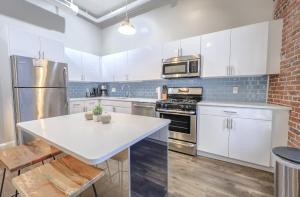 Η κουζίνα ή μικρή κουζίνα στο Flexible Stay Historic Loft Near Boston Common +2 φωτογραφίες