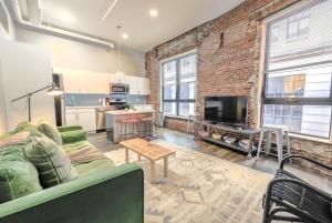 Χώρος καθιστικού στο Flexible Stay Historic Loft Near Boston Common