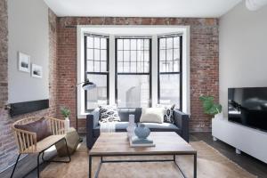 Μια τηλεόραση ή/και κέντρο ψυχαγωγίας στο Large Loft Steps From Boston Common