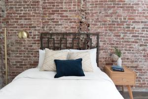 Ένα ή περισσότερα κρεβάτια σε δωμάτιο στο Large Loft Steps From Boston Common