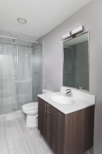 Ένα μπάνιο στο Large Loft Steps From Boston Common