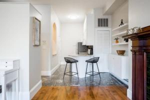 ボストンにあるClassic furnished 1BR in Fenway in Brownstone Bldgのキッチン(バースツール2脚、カウンター付)