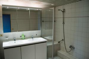 Koupelna v ubytování Ambassador Suites Antwerp + 37 fotografií