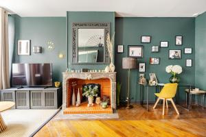 a living room with a fireplace and a mirror at Nancy Vieille Ville Stanislas in Nancy