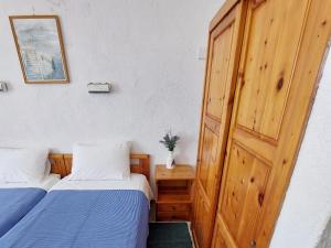 Postel nebo postele na pokoji v ubytování Ariadne Studios