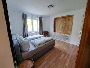 Ένα ή περισσότερα κρεβάτια σε δωμάτιο στο Landhaus Kölbl