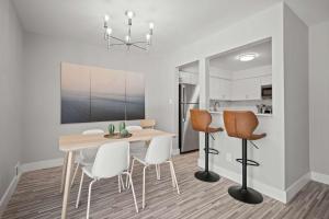 ロチェスターヒルズにあるPeaceful Rochester Escape Perfect for Familiesのテーブルと椅子のあるキッチンとダイニングルーム
