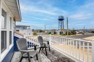 Ban công/sân hiên tại 8 Mi Barnegat Lighthouse Apt with Balcony!