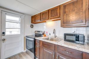 Nhà bếp/bếp nhỏ tại 8 Mi Barnegat Lighthouse Apt with Balcony!