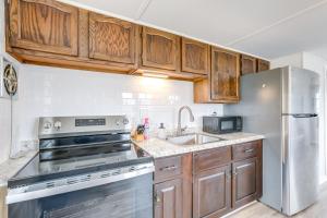 Nhà bếp/bếp nhỏ tại 8 Mi Barnegat Lighthouse Apt with Balcony!