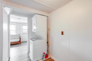 Giường trong phòng chung tại 8 Mi Barnegat Lighthouse Apt with Balcony!