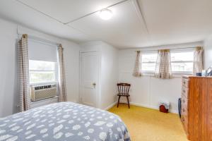 Giường trong phòng chung tại 8 Mi Barnegat Lighthouse Apt with Balcony!