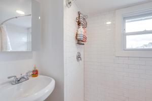 Phòng tắm tại 8 Mi Barnegat Lighthouse Apt with Balcony!