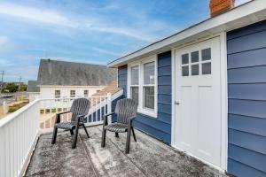 Ban công/sân hiên tại 8 Mi Barnegat Lighthouse Apt with Balcony!