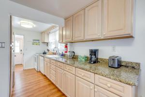 Gallery image of Walk to Bay and Ocean Pet-Friendly Surf City Apt in Surf City +17 photos