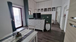 sala de estar con TV y tocador blanco en Dimora Vanessa, en Brindisi 5 fotos más
