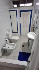 サン・ミゲル・デ・トゥクマンにあるDEPARTAMENTOS INDEPENDENCIaのトイレと洗面台を備えた白いバスルーム