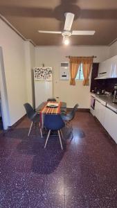 サン・ミゲル・デ・トゥクマンにあるDEPARTAMENTOS INDEPENDENCIaのテーブルと椅子付きのキッチンが備わる客室です。