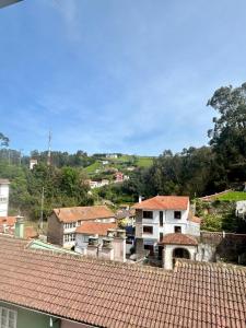 a view of a town with houses and trees at El sueño de Verónica in Cudillero