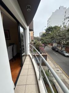 - Balcón de un edificio con vistas a la calle en Comfort and family exclusivity, en Lima