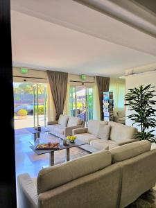 Una sala de estar con dos sofás y una mesa. en Hotel Helios Beach, en Milano Marittima