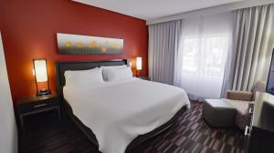 Postel nebo postele na pokoji v ubytování Holiday Inn Irving Las Colinas by IHG
