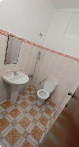 un baño con inodoro y lavabo en Appartement kasbah, en Tánger