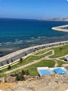 un parque al lado del mar con playa en Appartement kasbah, en Tánger